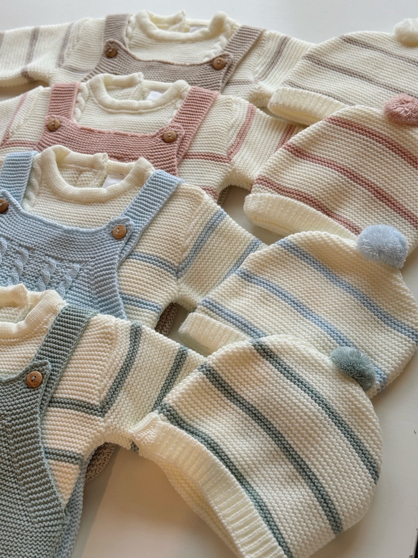 Jardineira com camisola e gorro em malha
