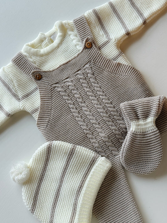 Jardineira com camisola e gorro em malha