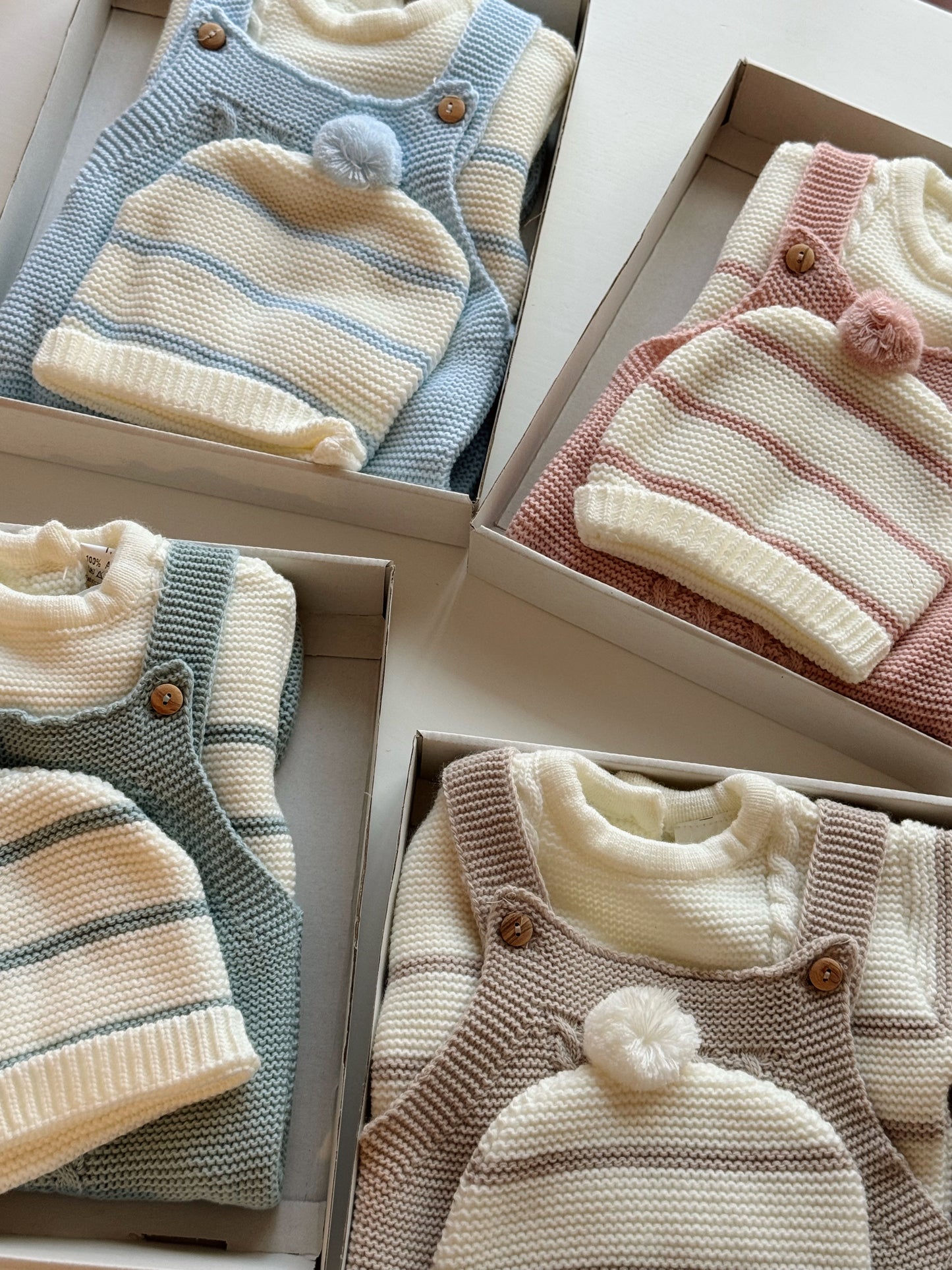 Jardineira com camisola e gorro em malha