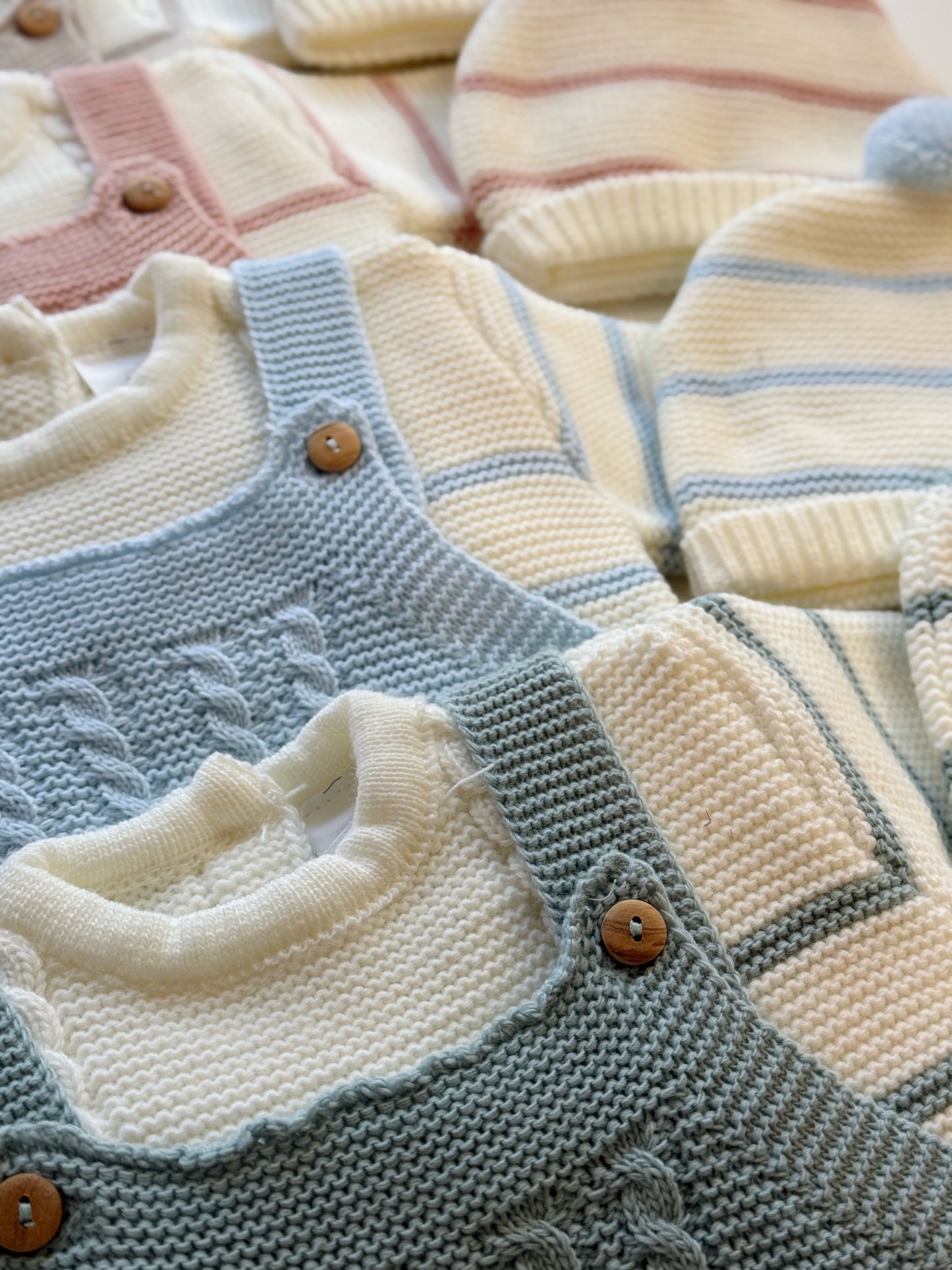 Jardineira com camisola e gorro em malha